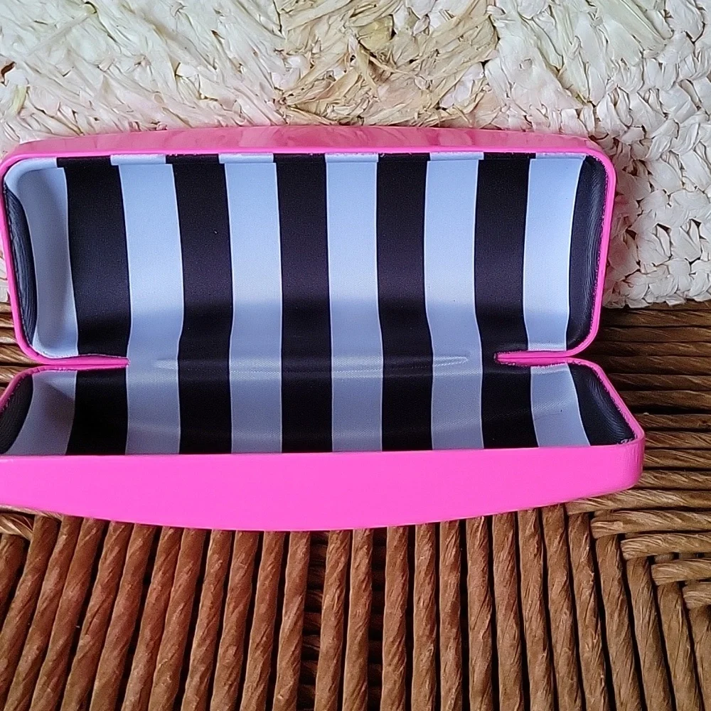 Betsey Johnson pink, hard, eyeglass/sunglass case
